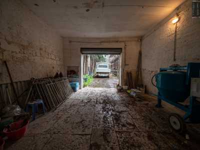 ...dove si erge un vecchio garage con tetto in tegole e pavimento formato da originali chianche in pietra